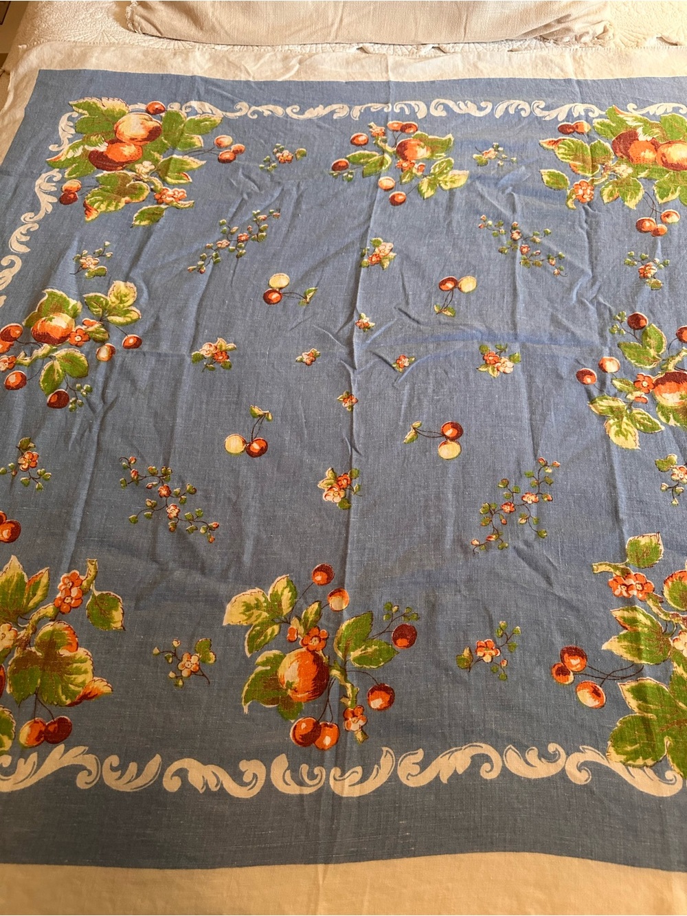French Vintage Apple Tablecloth!  Perfect! - Picture 8 of 8